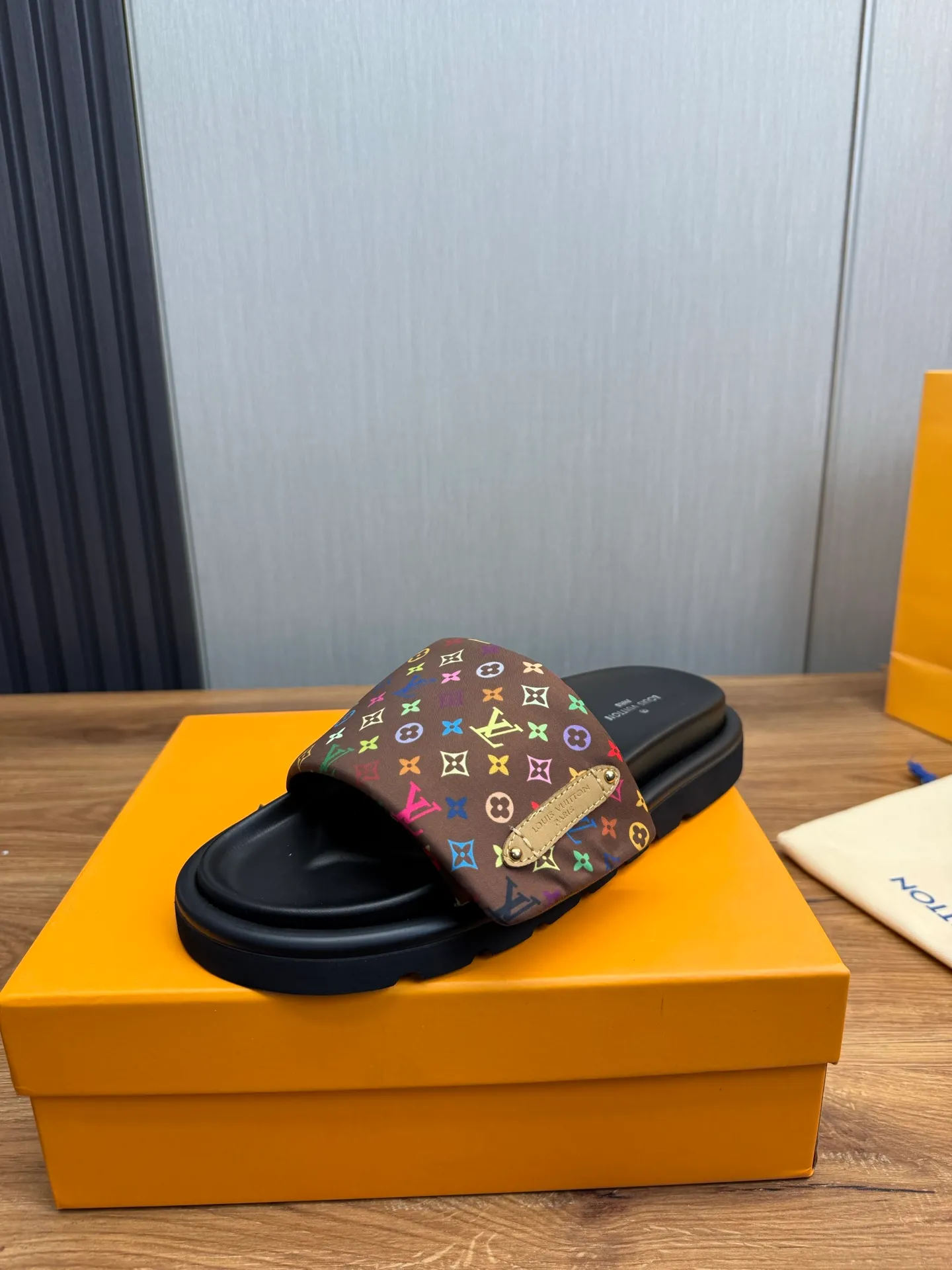 Men's shoes 💰360💰 Lv. hot selling men's slippers 🔥 🩴Official website one to one production 38-45 sizes 45 46 🉑️Customized!